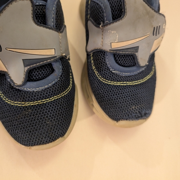 Carter's Toddler Boy Light Up Velcro Strap Shark-Themed Sneakers in Size 7 - Picture 6 of 10